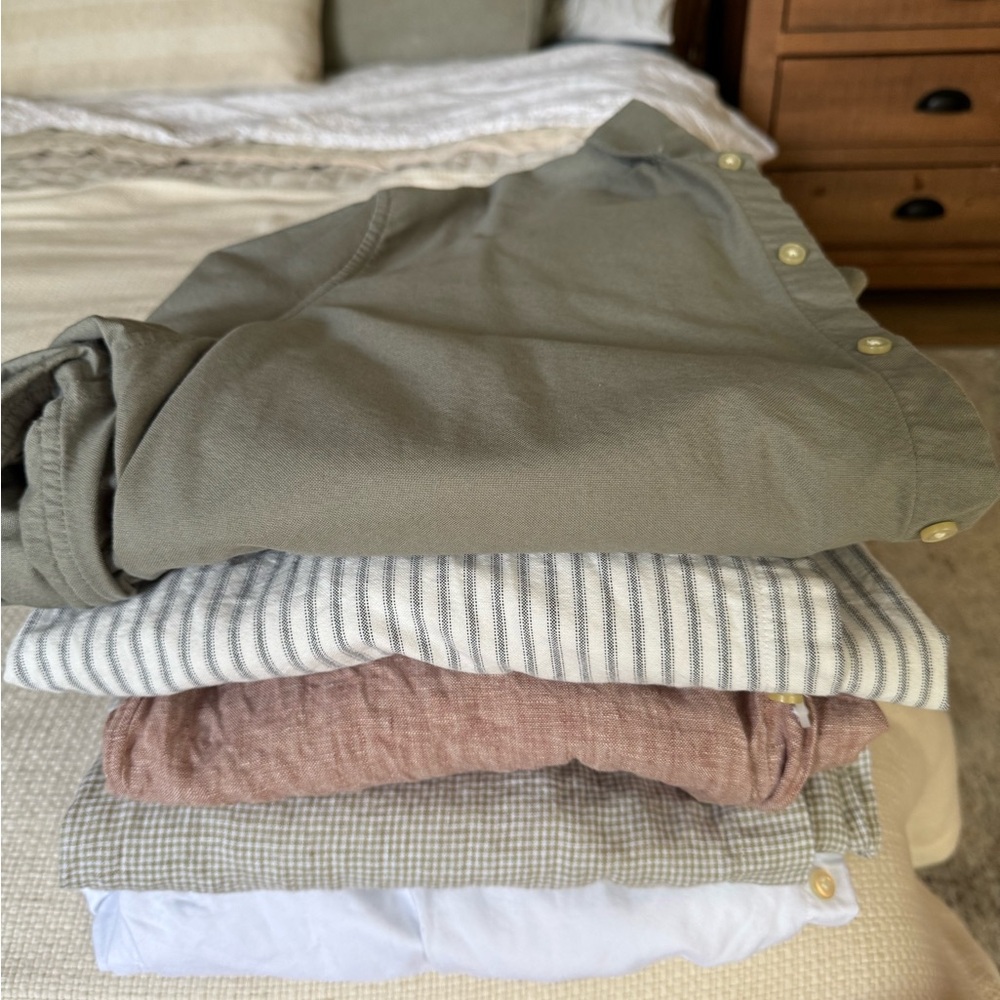 Everlane Men's Olive Green Button-Up Shirt